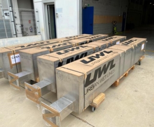 Enclosed four-module unit for the urban wet lines system