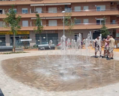 Surtidores de la fuente lúdica transitable de la Plaça de la Pau en Cerdanyola del Vallès