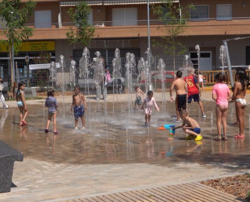 Niños jugando en la fuente transitable TUYO Aqua de Cerdanyola del Vallès